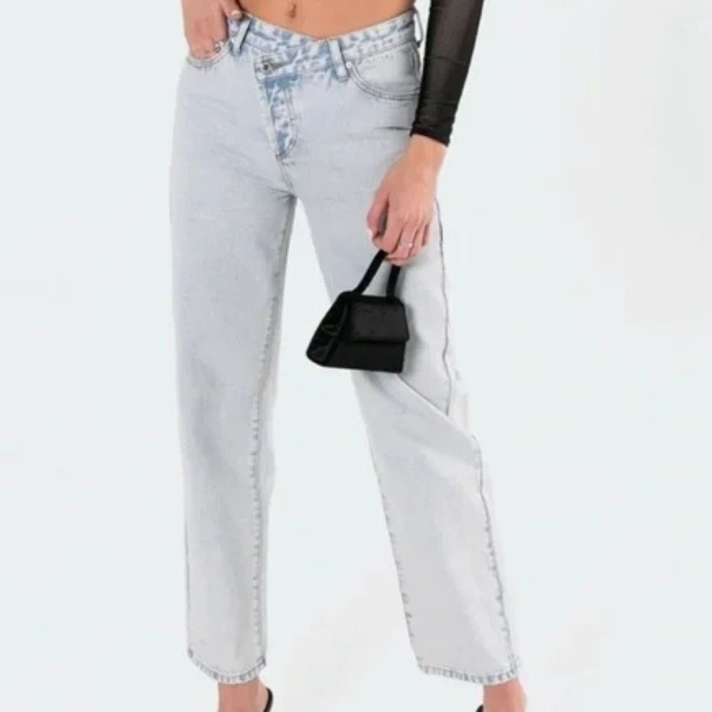 EDIKTED High Rise Mom Jeans Womens (30x29)‎ Cross Over Button Fly Faded Blue